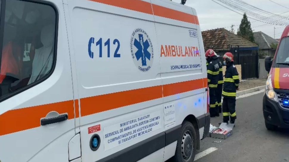 VIDEO Incendiu PUTERNIC într-o localitate din județul Constanța: Un bărbat a fost transportat la spital cu arsuri GRAVE