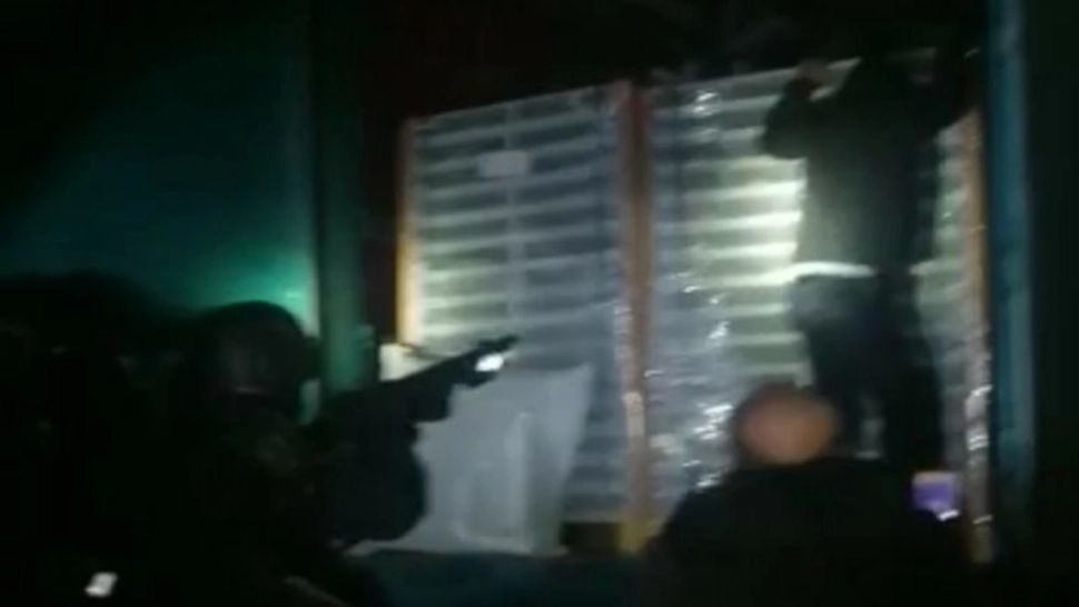 VIDEO | Pakistanezi care încercau să intre ILEGAL în România, depistaţi într-un TIR 