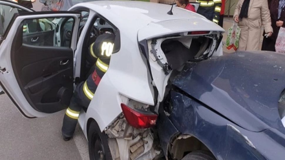 Accident cu 3 mașini, în Dâmbovița. 2 victime încarcerate, transportate de urgență la spital