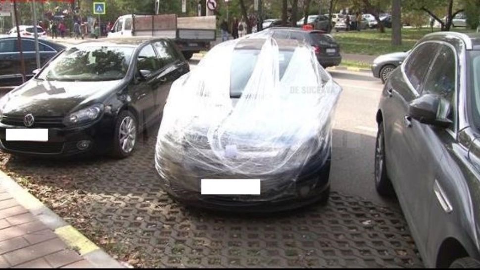 Imaginile MOMENTULUI! Un șofer și-au găsit mașina acoperită cu folie și cu mesajul ”Parchează corect!” lipit pe ea. Unde a avut loc incidentul