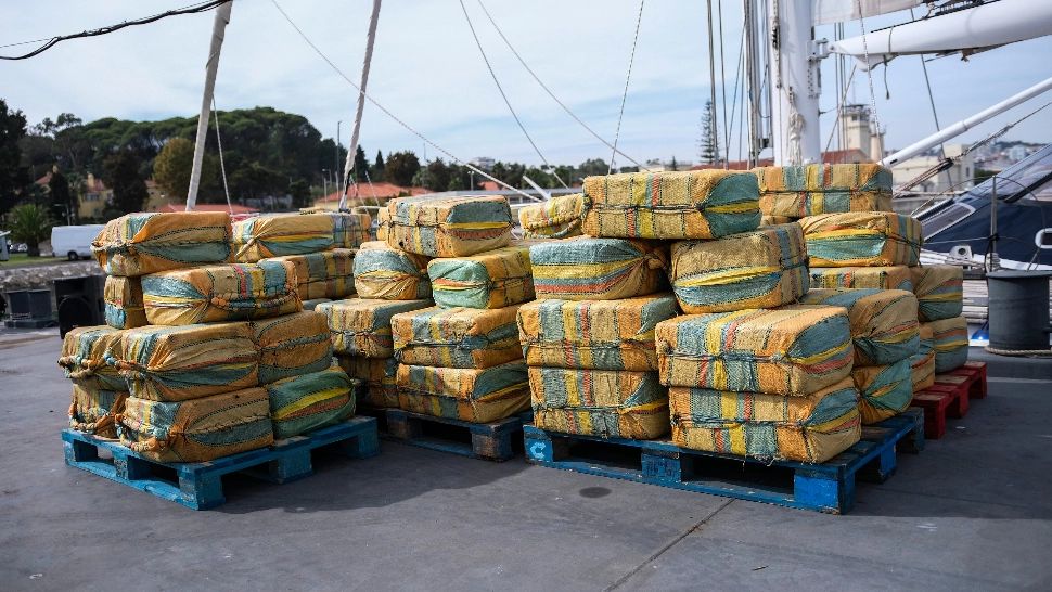 Captură uriașă de stupefiante, în largul mării. 5,2 tone de cocaină, descoperite pe o barcă cu pânze