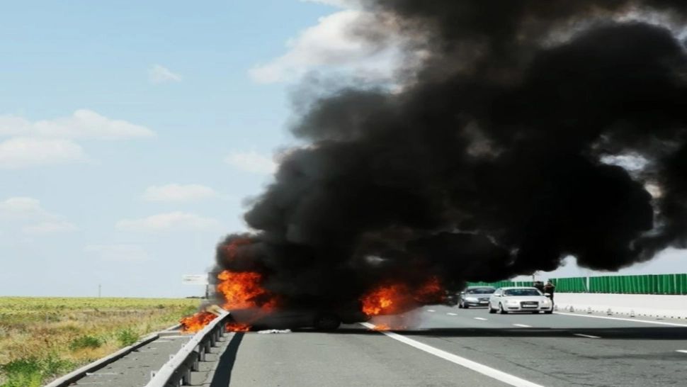 Incendiu violent pe Autostrada București-Ploiești. O dubă a luat foc - Au intervenit pompierii