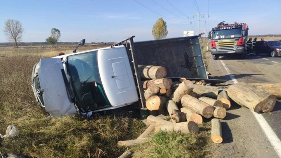 Accident cumplit, în Dâmbovița. 2 victime, după ce o mașină s-a izbit violent de o autoutilitară încărcată cu lemne