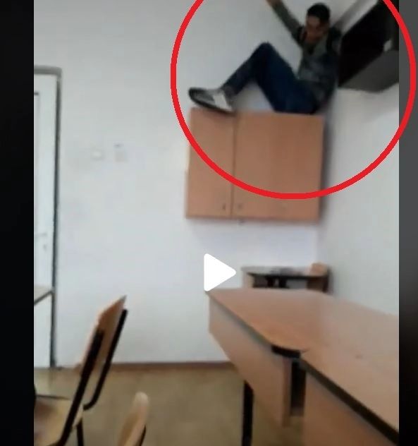 VIDEO – Numai în școlile din România vezi așa ceva – Ce i-a făcut acest elev profesoarei care tocmai intră în clasa