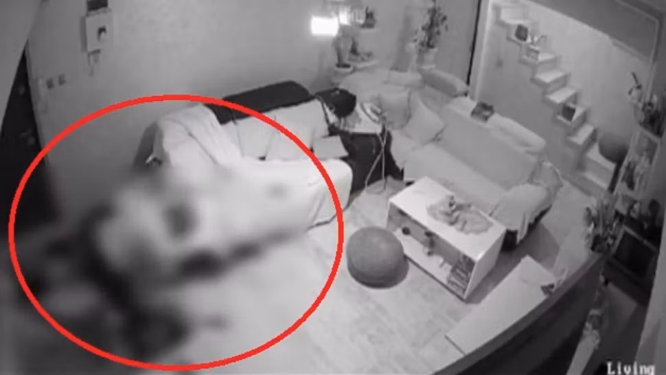 Adolescentă bătută cu sălbăticie de propria mamă. Agresiunea, suprinsă de camerele video