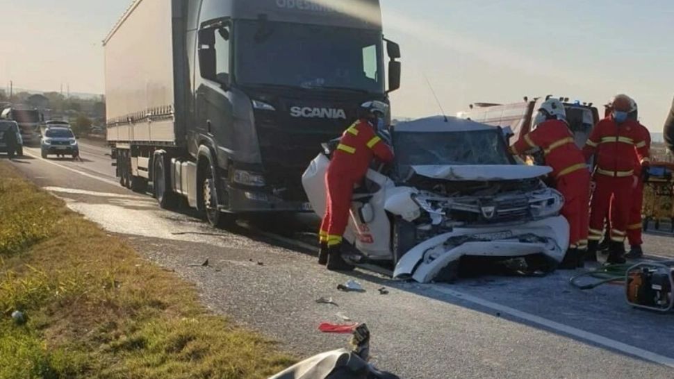 FOTO + VIDEO | O femeie a scăpat ca prin minune după ce mașina în care se afla a fost strivită între două TIR-uri, pe centura din Craiova