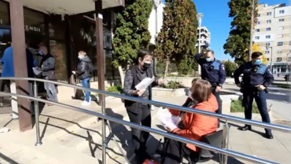 Scandal în fața Casei de pensii, după ce angajații nu au reușit să scaneze certificatul Covid. Bătrânii, amenințați și umiliți 