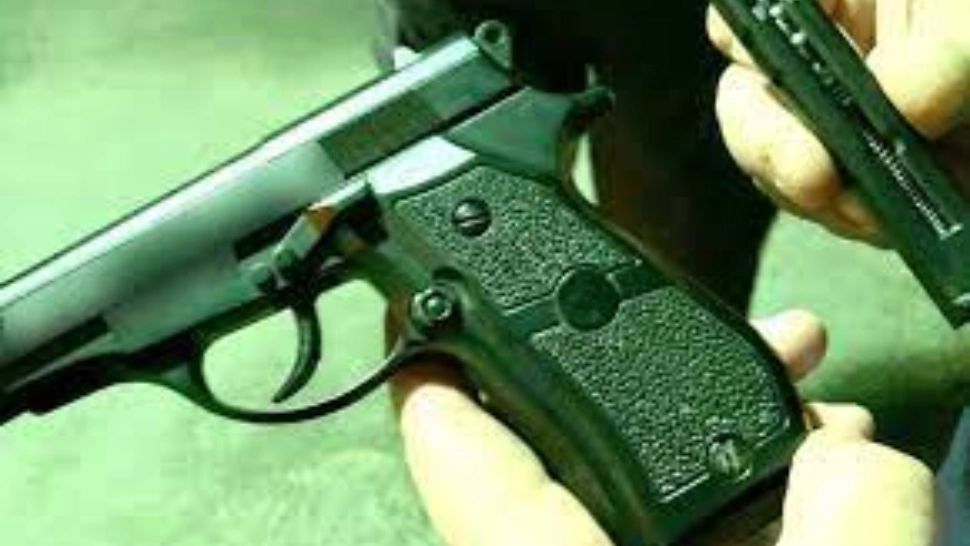 Cercetat în libertate, după ce a descărcat un pistol cu bile în capul unui șofer