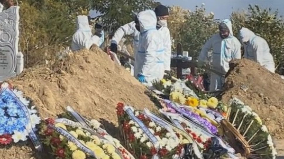 Imaginile dezastrului Covid: groparii nu mai fac față, se fac gropi cu excavatorul 