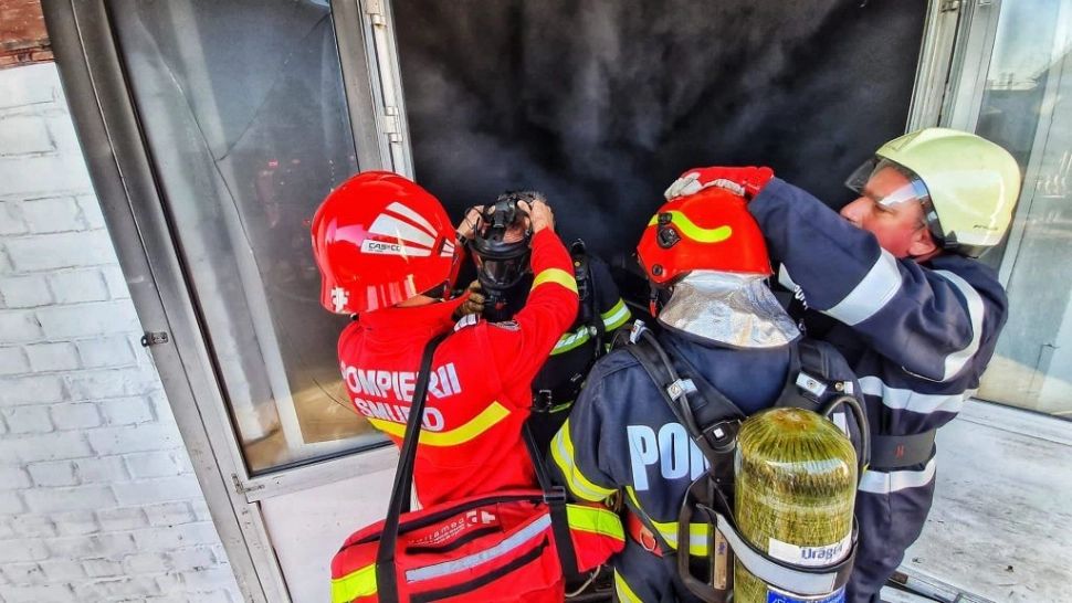 FOTO | Incendiu violent la un mall din Târgu Mureş. Depozit de alimente distrus de flăcări 