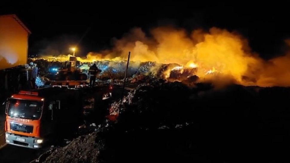 Incendiu puternic la un depozit de deșeuri din județul Tulcea 