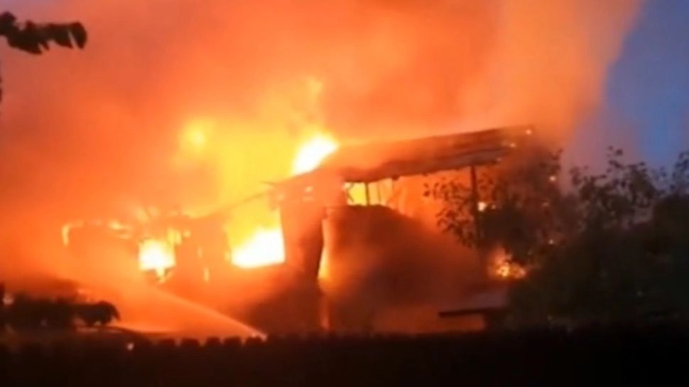 Incendiu devastator: moara unui primar s-a făcut scrum. De la ce a pornit focul