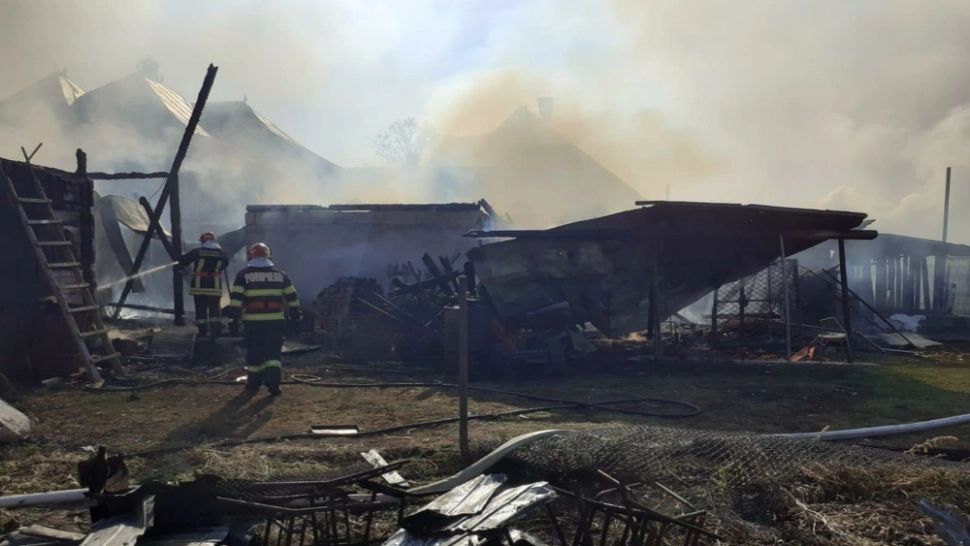 Incendiu VIOLENT în Suceava. O casă și o mașină, făcute scrum 