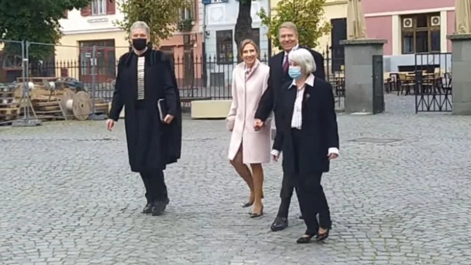 VIDEO | Klaus Iohannis s-a dus la slujbă, la biserică. Presa „neinvitată” a fost ținută afară