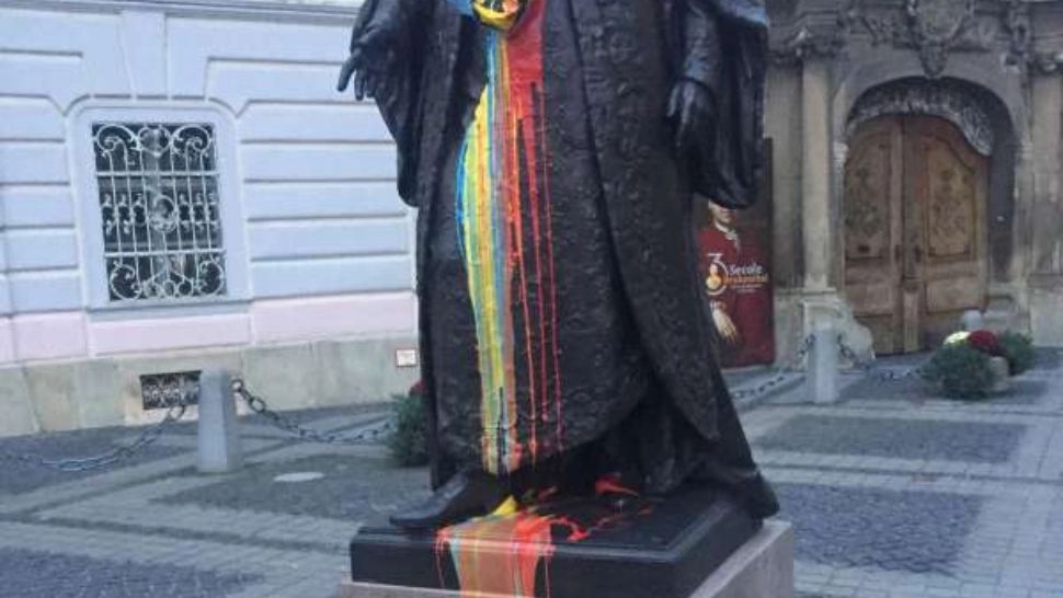 A fost găsită persoana care a vandalizat statuia lui Brukenthal din Sibiu. Cine este şi ce sancţiune a primit