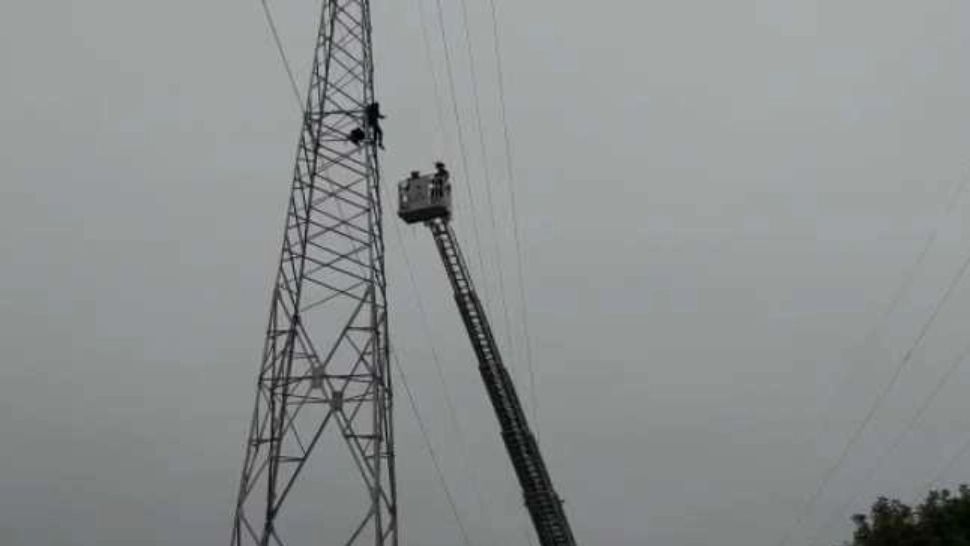 FOTO + VIDEO | Incident șocant, în Cluj. Un bărbat s-a urcat pe un stâlp de înaltă tensiune şi a amenințat că se aruncă 