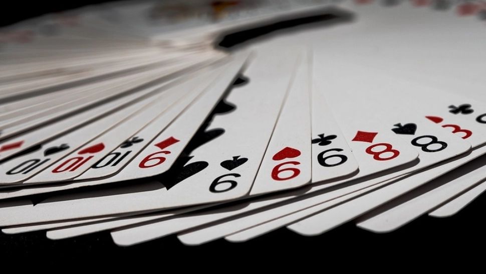 10 elevi minori de la un liceu din Argeş, amendaţi: practicau jocuri de noroc în timpul orelor