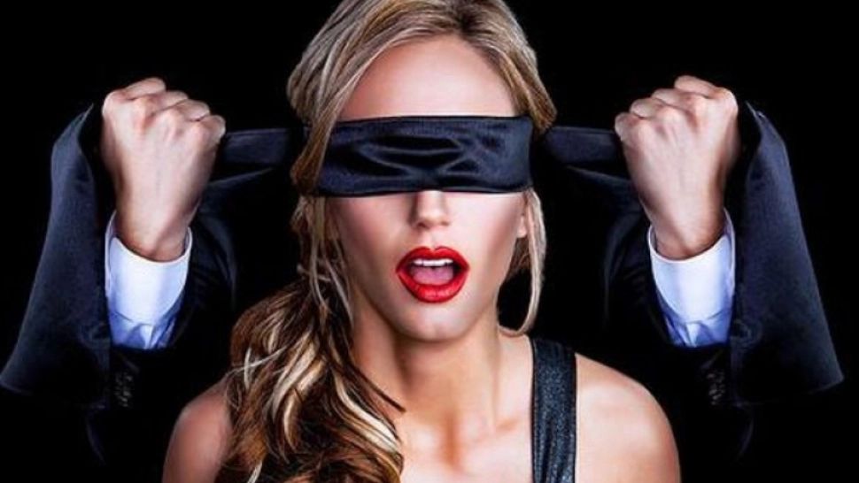 A făcut dragoste ani de zile legată la ochi. Când a văzut cine era partenerul, de fapt, s-a îngrozit!