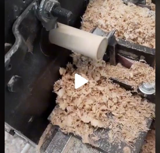 VIDEO – Fantastic ce reușește să facă acest aparat dintr-o simplă bucată de lemn. Puțină lume a văzut vreodată cum se fabrică