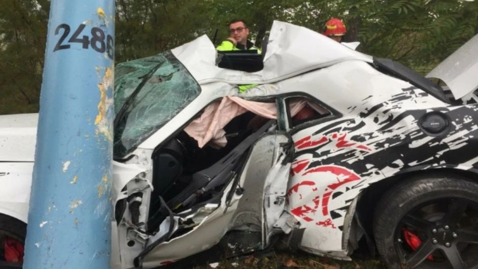 FOTO | Accident cumplit în stațiunea Mamaia. Un bărbat a murit după ce s-a izbit cu mașina de un stâlp 