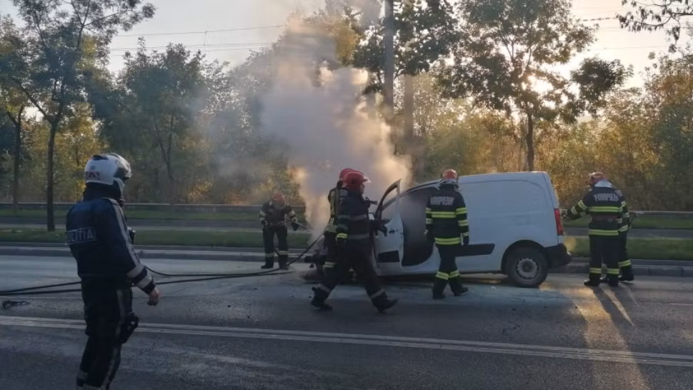 FOTO | Incendiu în Capitală: O mașină a luat foc, pe o șosea aglomerată din Pipera. Trafic blocat