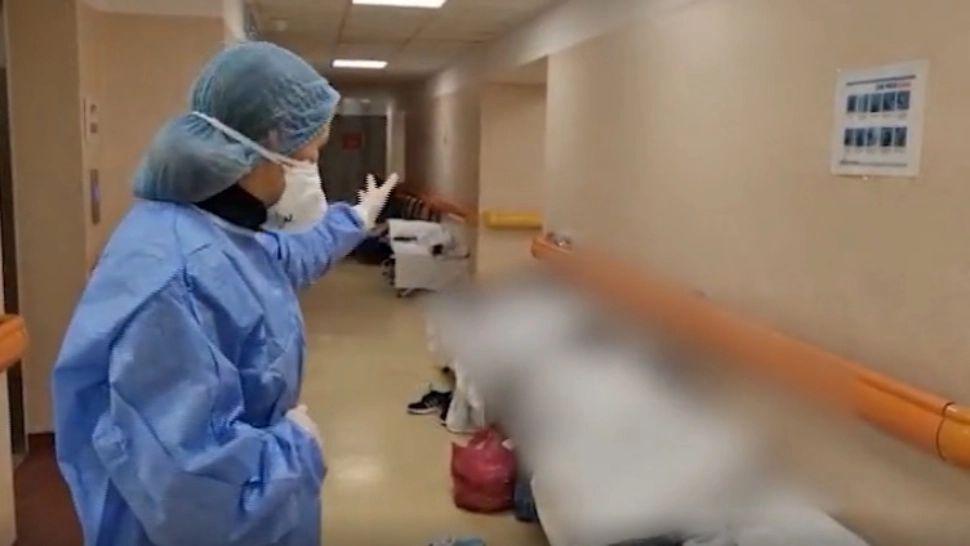 Criză MAJORĂ la ATI! Pacienți tratați pe holuri - Bolnavii așteaptă ore întregi pentru eliberarea paturilor: Imagini de coșmar din spitale