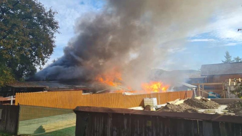 Incendiu de amploare, în Neamț. Un bărbat de 88 ani, salvat de pompieri din casa cuprinsă de flăcări