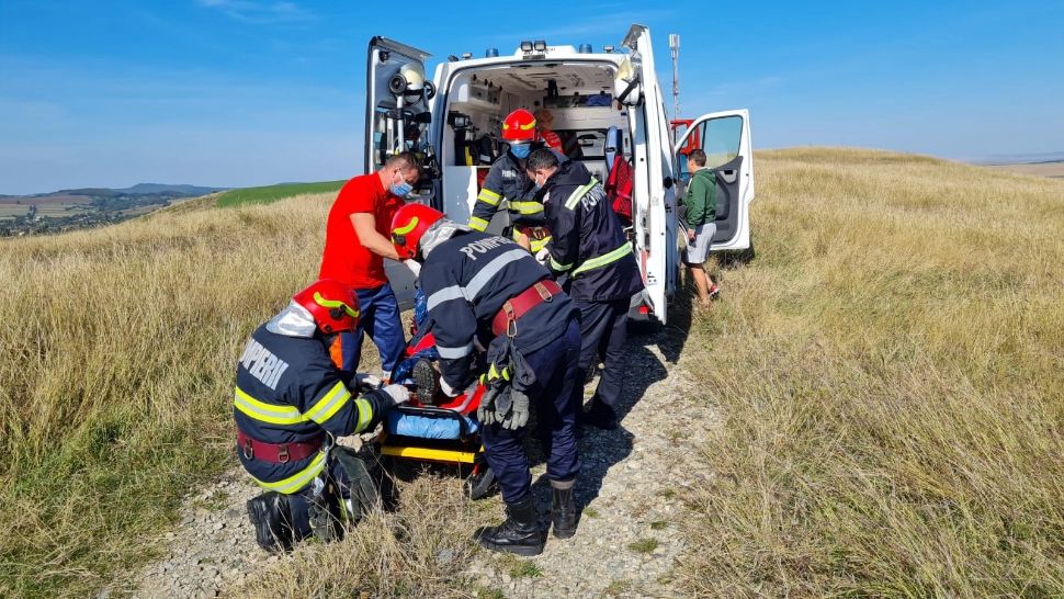 FOTO | Bărbat rănit după ce a căzut cu parapanta pe un deal din Neamț