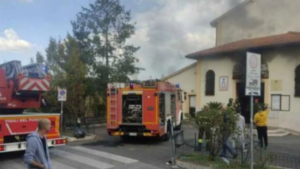 VIDEO | Incendiu de amploare în Italia. O biserică românească de lângă Roma, mistuită de flăcări