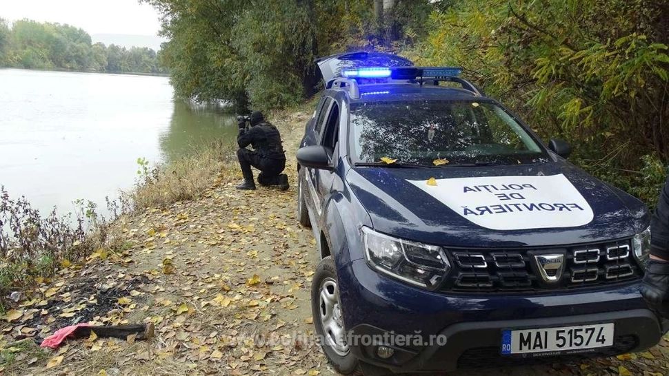 Migranţi scoşi din apele fluviului Dunărea de poliţiştii de frontieră