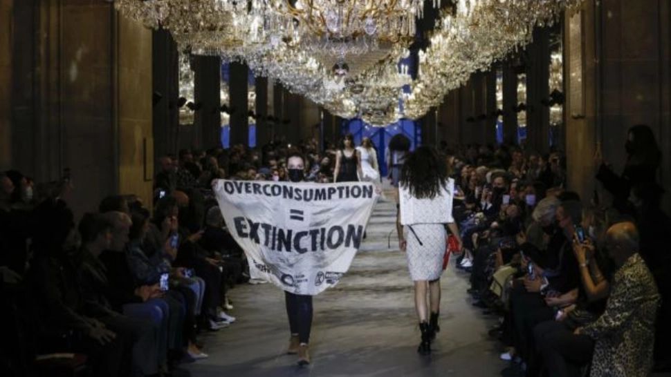 VIDEO | Activistă luată cu forța de paznici de pe podium, în Franța