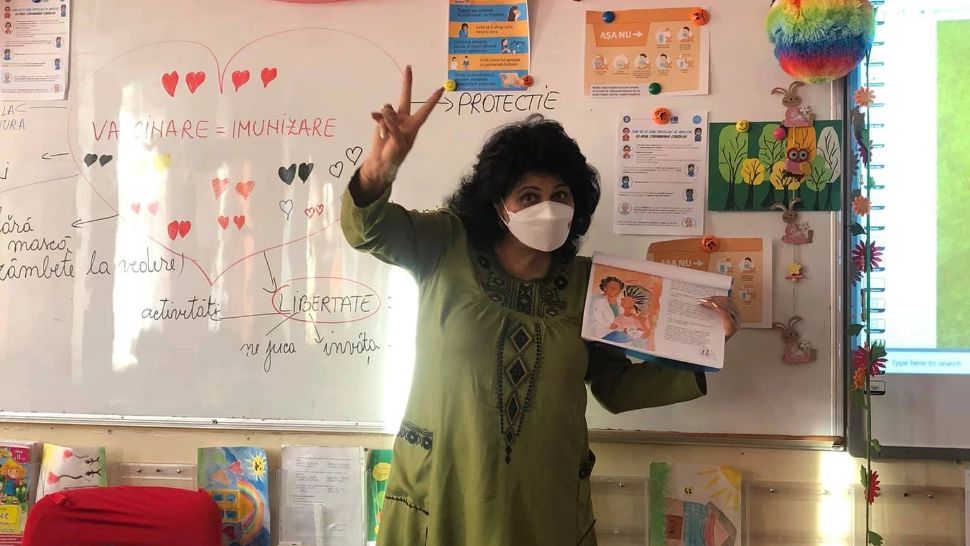 Caz halucinat la Tecuci, profesoară criticată și jignită pentru că le-a vorbit copiilor despre virus și vaccin 