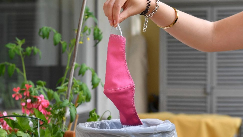 Ministrul de Interne: Este ANORMAL să porți mască în parc