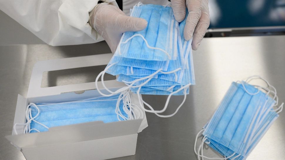 Femeie surprinsă frecând un mănunchi de măști de racla cu moaștele Sfintei Parascheva: "Le duc acasă, pentru familie" - FOTO