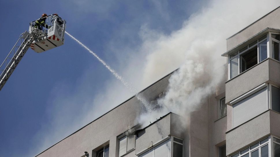 Incendiu devastator într-un bloc din Vaslui. 27 de oameni au fost evacuați. 4 persoane au ajuns la spital