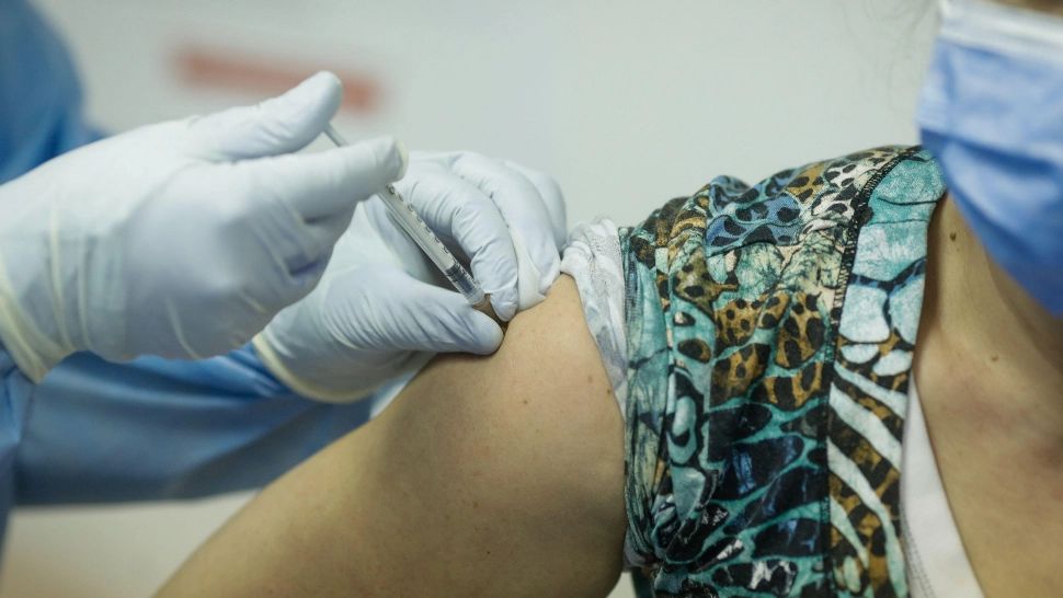 Rata mortalității, de 11 ori mai mare la persoanele nevaccinate, față de cele imunizate cu schemă completă - STUDIU