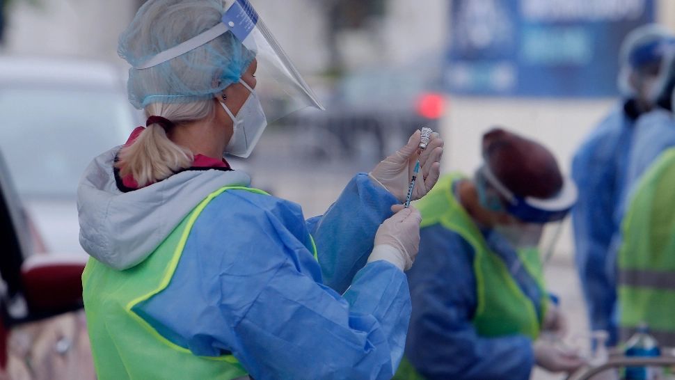 VIDEO | Cozi uriașe la centrele de vaccinare din țară. Mii de români stau la rând să se imunizeze