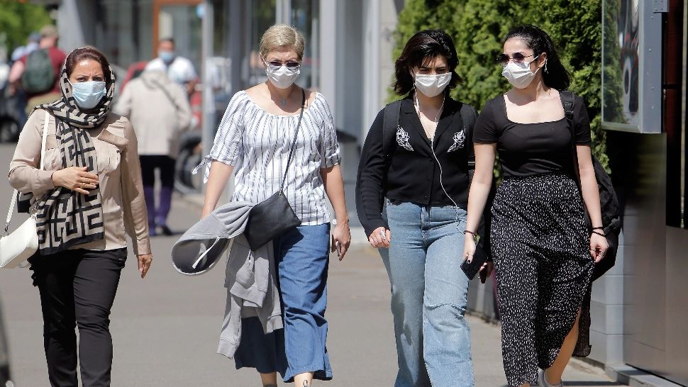 Purtarea măştii, obligatorie în spaţiile publice deschise din 3 oraşe şi 8 comune din Alba