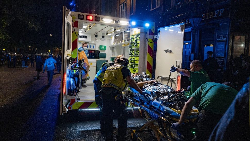 Un şofer român riscă să îşi piardă picioarele, după ce TIR-ul pe care îl repara a pornit din loc şi a trecut peste el pe o autostrada din Italia