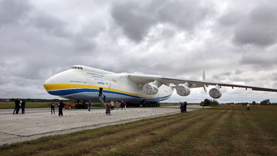 FOTO | Cel mai mare avion cargo din lume va ateriza joi în România