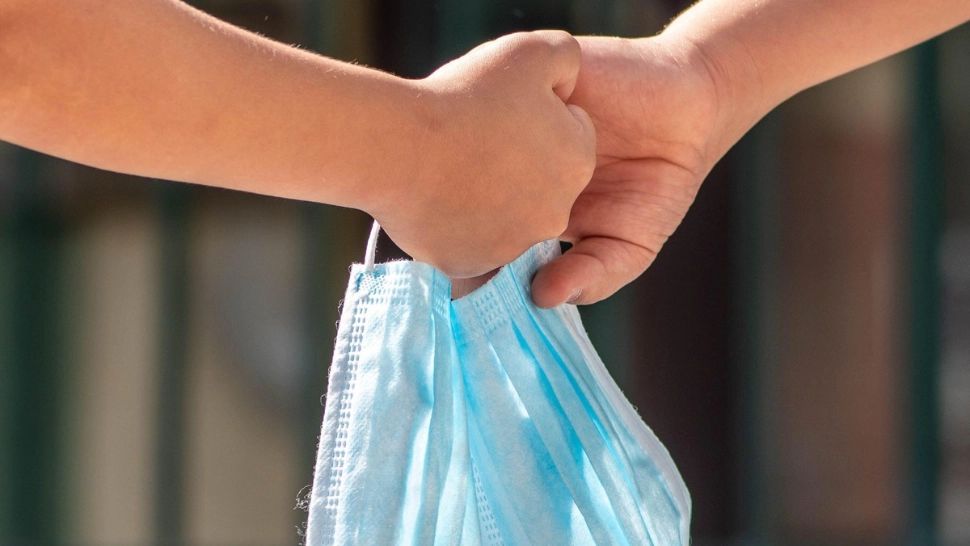 Elevii care nu poartă masca la școală riscă SCĂDEREA NOTEI LA PURTARE. Se poate ajunge la EXMATRICULARE?