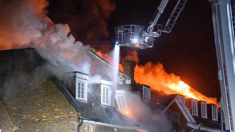 Și-a aruncat casa în aer încercând să repare un aparat de radio vechi. S-a ales cu arsuri grave