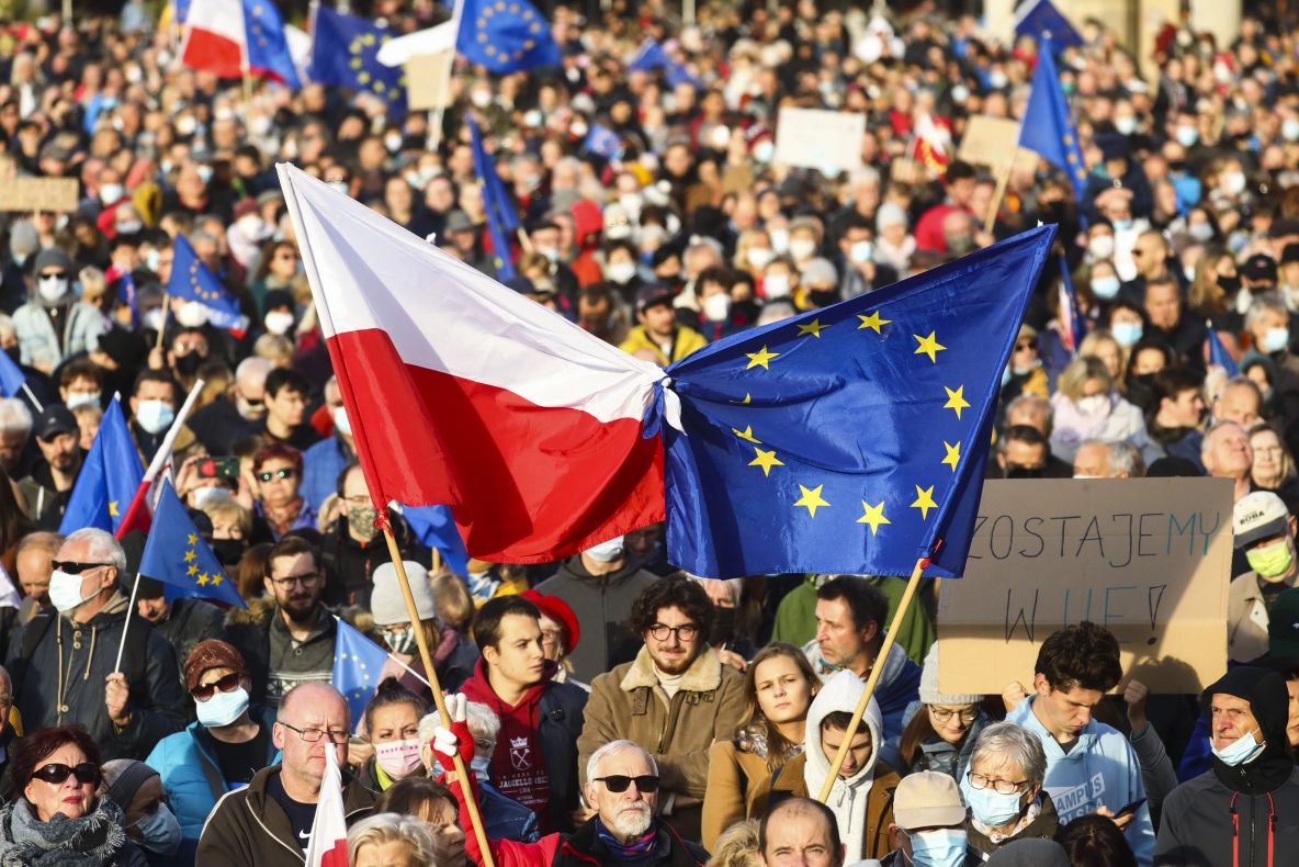 FOTO | Proteste de amploare în Polonia. Cetățenii au ieșit în stradă de teama unui „Polexit”