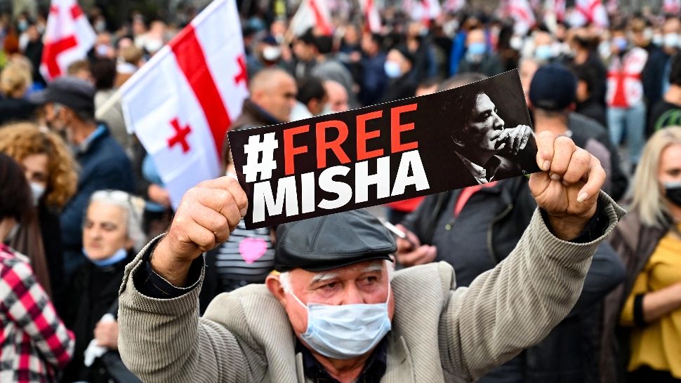 Proteste MASIVE în Georgia. Mii de oameni cer eliberarea președintelui