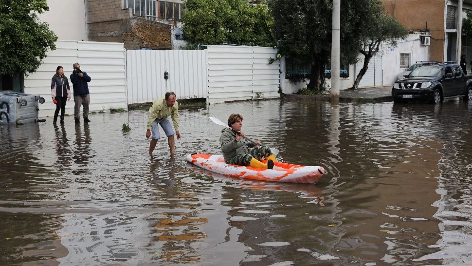Ploile torențiale au făcut PRĂPĂD în Grecia! Zeci de case inundate şi oameni refugiaţi pe acoperișuri - Imaginile DEZASTRULUI! 