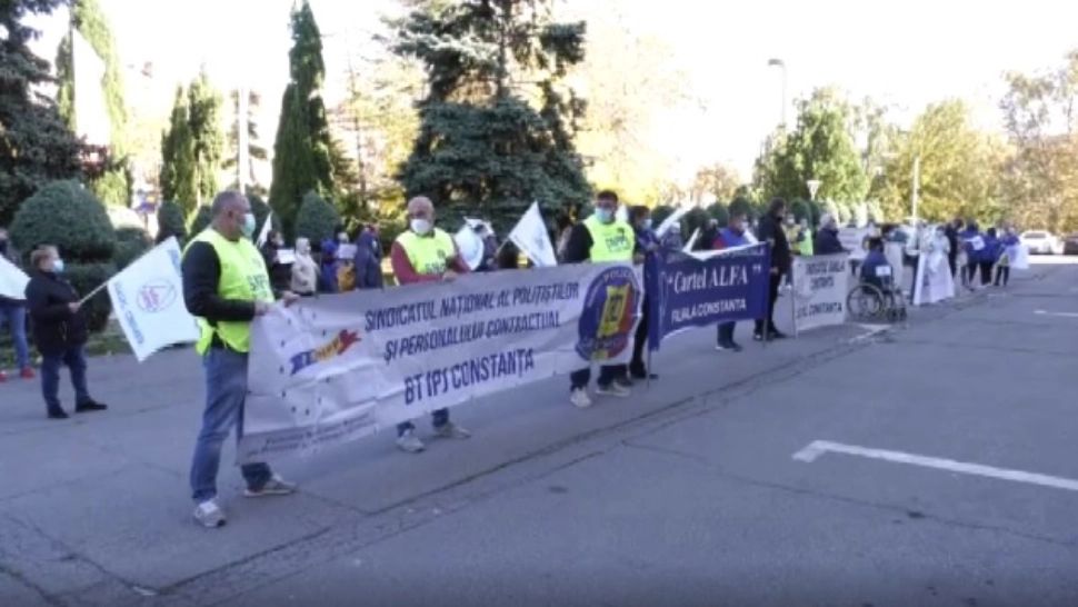 VIDEO | Protestul angajaților lăsați fără salarii la iarnă. Criza financiară i-a scos pe oameni în stradă