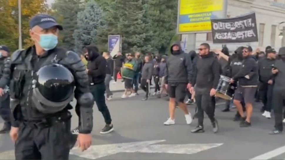 Tragedie pe stadion, la derby-ul de la Craiova: un suporter A MURIT în tribune