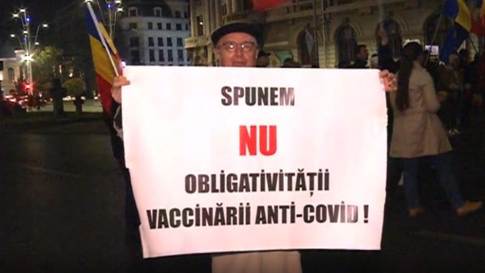 Oamenii mor în spitale, nevaccinații protestează - Piața Universității din Capitală, blocată de sute de persoane