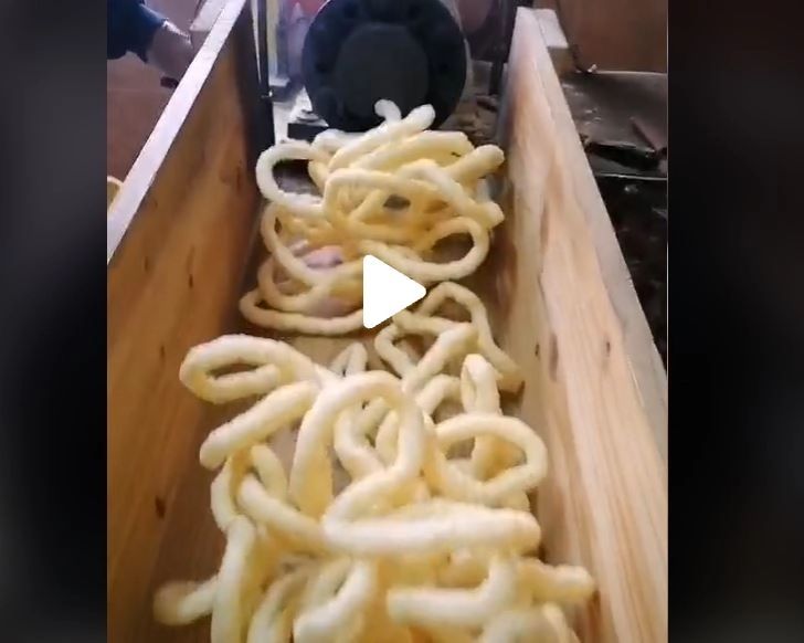 VIDEO – Cum se fabrică pufuleții – Imagini cu aparatul care produce cel mai îndrăgit snacks al românilor