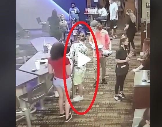 VIDEO – I-a vărsat un pahar de suc pe adidașii noi – Ce a urmat e dezlănțuirea furiei extreme – Imaginile surprinse de camerele de supraveghere din restaurant